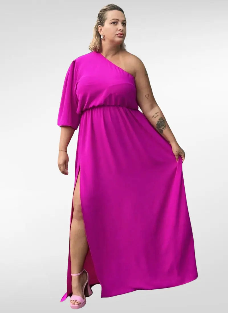 Vestido longo plus size com fenda lateral