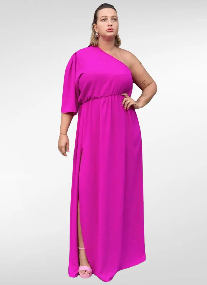 Vestido longo plus size com fenda lateral