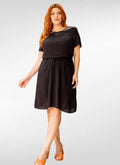 Vestido curto plus size com forro detalhes em renda